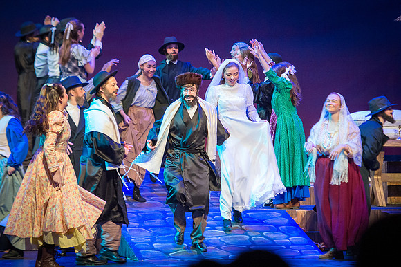 Fiddler-ClosingShow-280